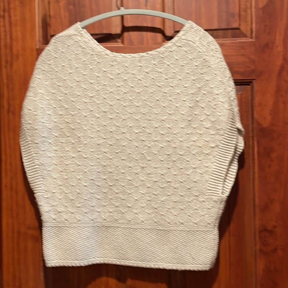 Gap extra small cream colored sweater. Short sleeves - Picture 2 of 4